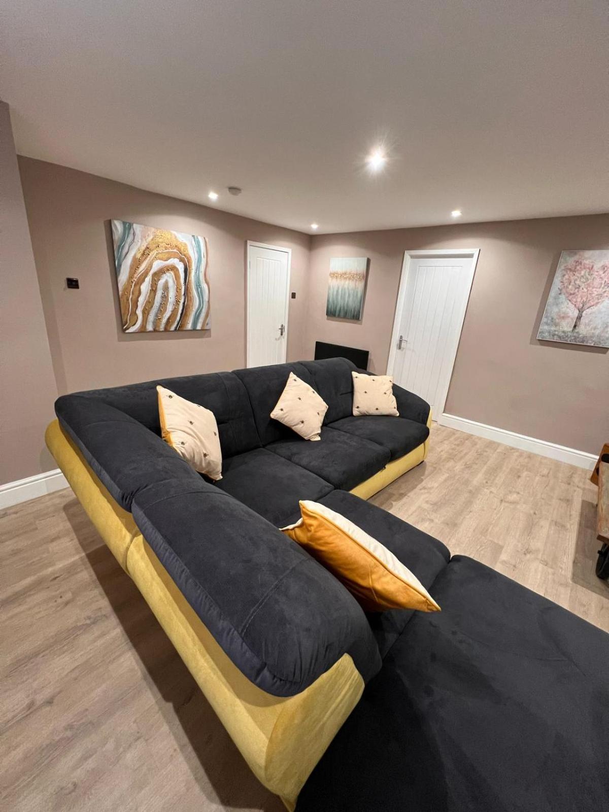 Premier Inn Comfort Mattresses - Sleeps 6 มิดเดิลตัน ภายนอก รูปภาพ