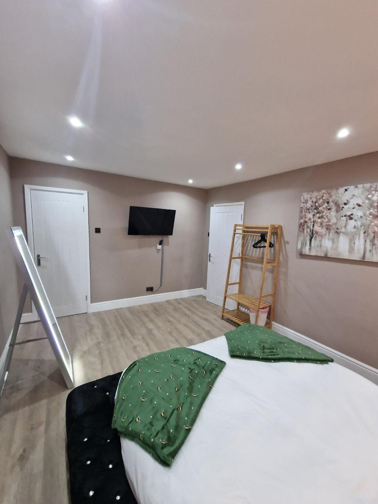 Premier Inn Comfort Mattresses - Sleeps 6 มิดเดิลตัน ภายนอก รูปภาพ